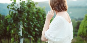 Beitragsbild des Blogbeitrags Outfit: Weißes Sommerkleid & Tipps gegen Schrankleichen