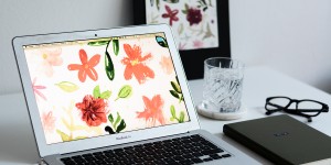 Beitragsbild des Blogbeitrags Design: Blumen-Wallpaper mit Aquarellfarben