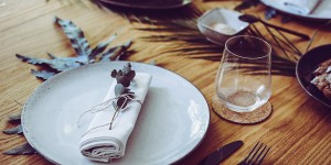 Beitragsbild des Blogbeitrags Tischdekoration: Minimalistic Tropical Table mit Broste Copenhagen