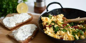 Beitragsbild des Blogbeitrags Rezept: Eierspeis-Brot und die Sache mit der perfekten Eierspeis 