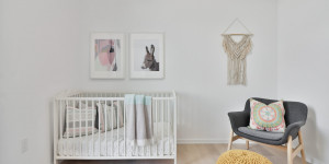 Beitragsbild des Blogbeitrags Minimalistische Babyausstattung für kleine Wohnräume 
