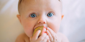 Beitragsbild des Blogbeitrags Hilfe, mein Baby zahnt!