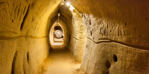 Beitragsbild des Blogbeitrags Ausflug Weinviertel: der Retzer Erlebniskeller, der größte historische Weinkeller Österreichs!