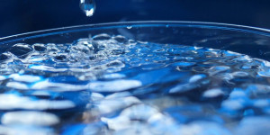 Beitragsbild des Blogbeitrags Wasservorrat: 3 wirksame Ideen für dich, um Trinkwasser platzsparend zu lagern