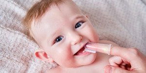 Beitragsbild des Blogbeitrags Zahnen bei Babys – wie äußert es sich? 
