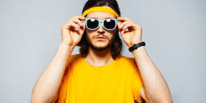 Beitragsbild des Blogbeitrags Haarband für Männer – warum es angesagt ist und wie du es stylen kannst.