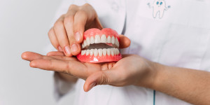 Beitragsbild des Blogbeitrags Zahnprothesen reinigen – Die besten Methoden 