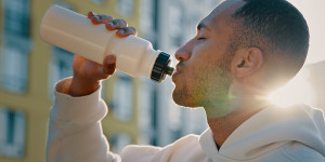 Beitragsbild des Blogbeitrags Warum veganes Proteinpulver ein Muss ist für jeden Sportler