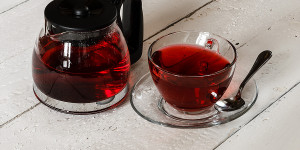 Beitragsbild des Blogbeitrags Eine Tasse Hibiskustee am Morgen, vertreibt Kummer und Sorgen