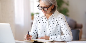Beitragsbild des Blogbeitrags Studieren 50 plus: Zum Lernen ist niemand zu alt 