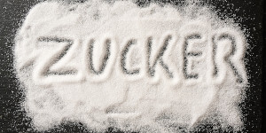 Beitragsbild des Blogbeitrags Haarausfall durch Zucker – Naschen bis die Haare ausfallen 