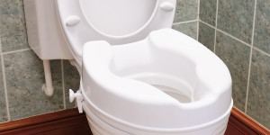 Beitragsbild des Blogbeitrags Die Vor- und Nachteile der Toilettensitzerhöhung
