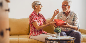 Beitragsbild des Blogbeitrags Geburtstagsgeschenke für Frauen ab 60
