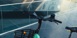 Beitragsbild des Blogbeitrags Auf zwei Rädern ins Rentenalter: Wie das E-Bike dabei helfen kann, fit zu bleiben 