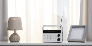 Beitragsbild des Blogbeitrags Nie wieder verschlafen: Die Vorteile eines Radioweckers für ältere Menschen