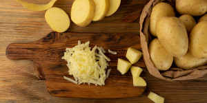 Beitragsbild des Blogbeitrags Elektrische Kartoffelreibe: Zeitersparnis und müheloses Kartoffelreiben 