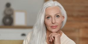 Beitragsbild des Blogbeitrags Haarausfall bei Frauen über 50: Ursachen und Behandlungen
