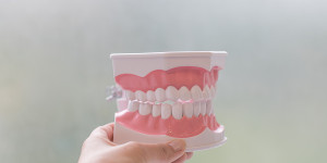 Beitragsbild des Blogbeitrags Wie lange dauert es, bis man sich an eine Zahnprothese gewöhnt?
