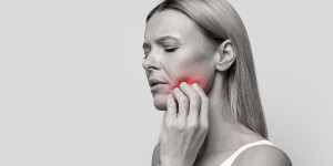 Beitragsbild des Blogbeitrags Zahnwurzelentzündung: Ursachen, Symptome und Behandlungen 