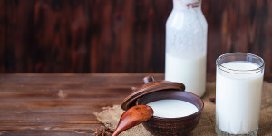 Beitragsbild des Blogbeitrags Buttermilch vs. traditionelle Milch: Welche ist besser für die Leber?