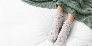 Beitragsbild des Blogbeitrags Besser schlafen? Mit diesem Socken-Tipp bist Du im Handumdrehen im Land der Träume 