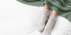 Beitragsbild des Blogbeitrags Besser schlafen? Mit diesem Socken-Tipp bist Du im Handumdrehen im Land der Träume