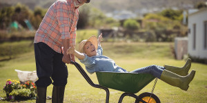 Beitragsbild des Blogbeitrags Gartenarbeitstipps für Senioren: Sicherheit und Spaß im Grünen 