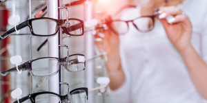 Beitragsbild des Blogbeitrags Brillenständer und Brillenhalter – perfekte Aufbewahrung für die Brille 