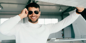 Beitragsbild des Blogbeitrags 5 Kombinationen mit Pilotenbrillen und Sneakers für Herren