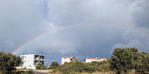 Beitragsbild des Blogbeitrags a rainbow in Crete -ein Regenbogen auf Kreta