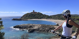 Beitragsbild des Blogbeitrags MTB Sardinien: E-Mountainbike-Tour um Chia