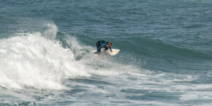 Beitragsbild des Blogbeitrags Wellenreiten in Sardinien: Buggerru und Chia 