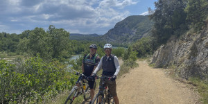 Beitragsbild des Blogbeitrags MTB Tour zum Rocher de Sampzon und den Ruinen von Le Chastelas (Südfrankreich) 