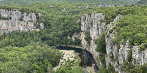 Beitragsbild des Blogbeitrags Wanderung im Märchenwald Bois de Païolive (Südfrankreich)