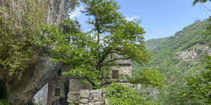 Beitragsbild des Blogbeitrags Wanderung um das Felsendorf Castelbouc (Südfrankreich)