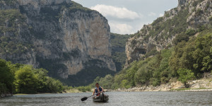 Beitragsbild des Blogbeitrags Touren mit dem Kajak an der Ardèche (Südfrankreich) 
