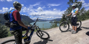 Beitragsbild des Blogbeitrags E-Bike-Tour Mondsee, Eisenaueralm, Schwarzensee, Weissenbachtal 