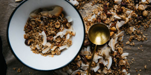 Beitragsbild des Blogbeitrags Homemade crunchy Schokoladengranola - Gluten- und zuckerfrei