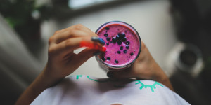 Beitragsbild des Blogbeitrags Reichhaltiger & veganer Smoothie für einen vitalen Start in den Tag