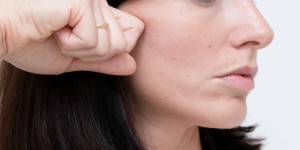 Beitragsbild des Blogbeitrags Du hast wenig Zeit? Mache diese 3 Face Yoga Übungen trotzdem TÄGLICH