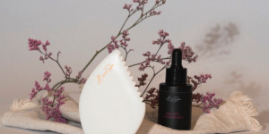 Beitragsbild des Blogbeitrags Gesichtsroller und Gua Sha Stein - so kannst Du mit diesen Tools Dein Gesicht natürlich verjüngen