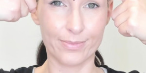 Beitragsbild des Blogbeitrags Du hast hartnäckige Zornesfalten, die auch mit Gesichtsyoga nicht verschwinden? Lies das! :-)
