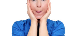 Beitragsbild des Blogbeitrags Überwinde Dein Resting Bitch Face mit Gesichtsyoga