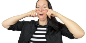 Beitragsbild des Blogbeitrags Botox und Filler vs. Face Yoga: Warum Du keine Spritzen brauchst, um natürlich schön zu altern