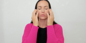 Beitragsbild des Blogbeitrags Face Yoga gegen Schwellungen im Gesicht – Natürlich, einfach und wirksam 