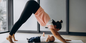 Beitragsbild des Blogbeitrags So fördert Mama-Baby Yoga die Entwicklung des Kindes 