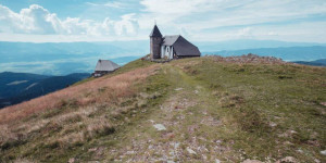 Beitragsbild des Blogbeitrags Hinauf zur Wallfahrtskirche Maria Schnee auf der Hochalm 