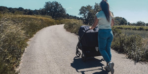 Beitragsbild des Blogbeitrags 5 Tipps fürs Wandern mit Kinderwagen