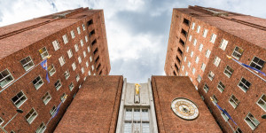 Beitragsbild des Blogbeitrags Oslo: Sehenswürdigkeit Rathaus mit Glockenspiel