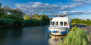 Beitragsbild des Blogbeitrags Hausboot Elsass, das perfekte Schiff für zwei und einen Hund 